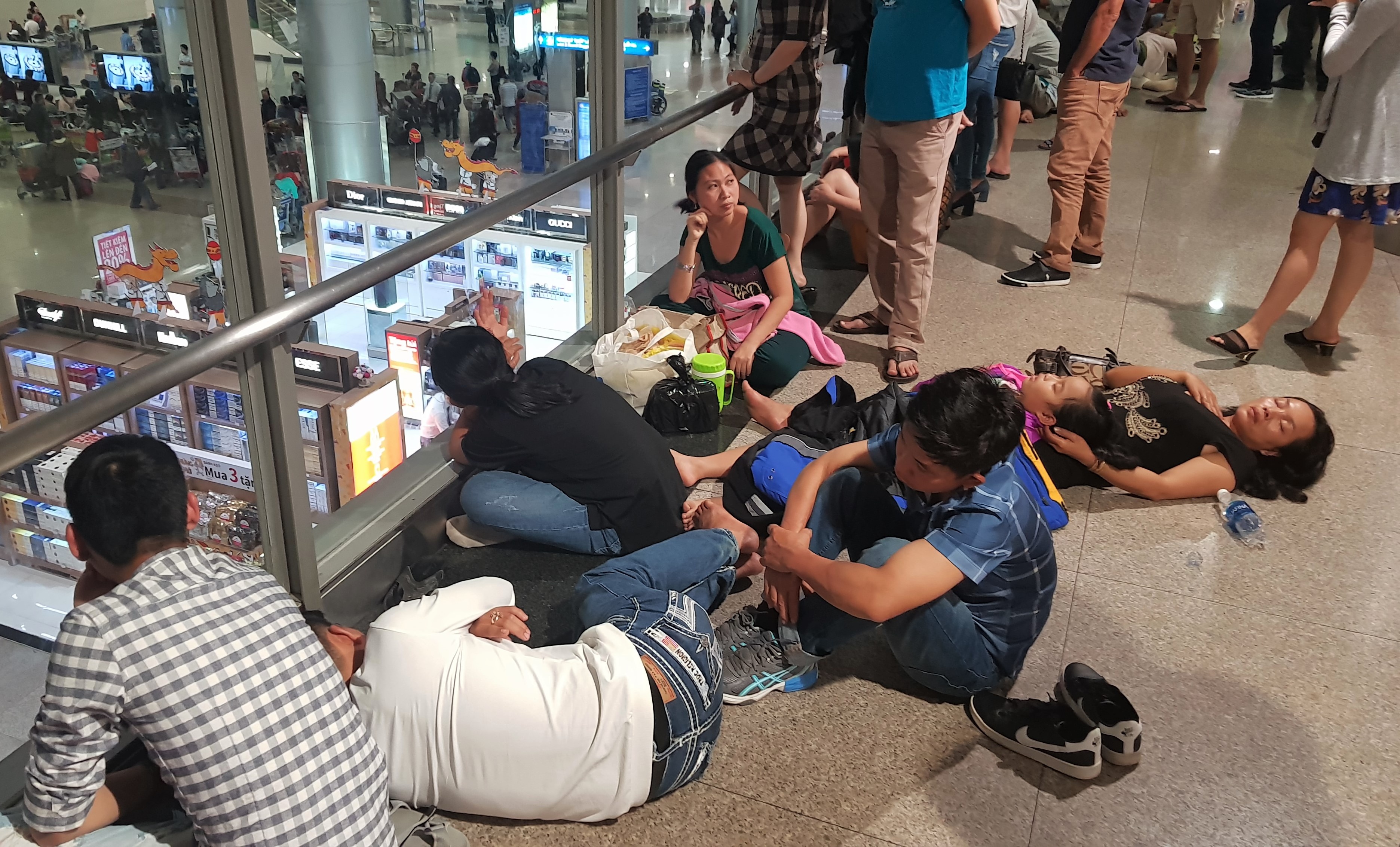 Canh vat va, nam cho don Viet kieu ve an Tet o san bay Tan Son Nhat hinh anh