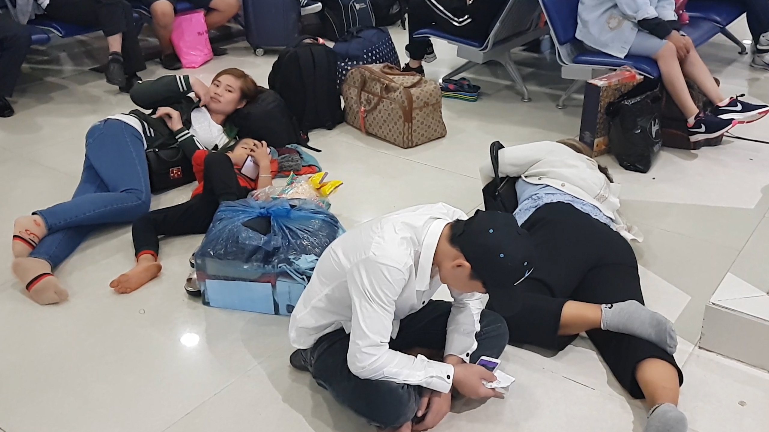 Cham gio bay, hanh khach met moi o sanh cho Tan Son Nhat hinh anh