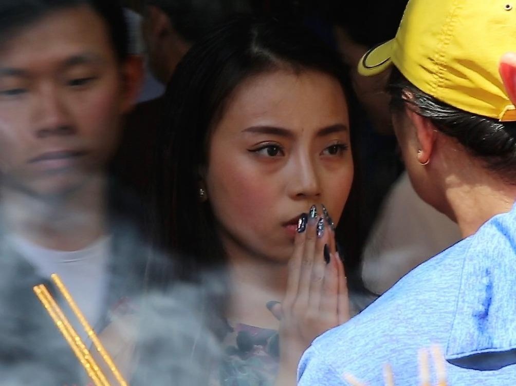 Bien nguoi vieng chua Ngoc Hoang cau phuc nam moi hinh anh