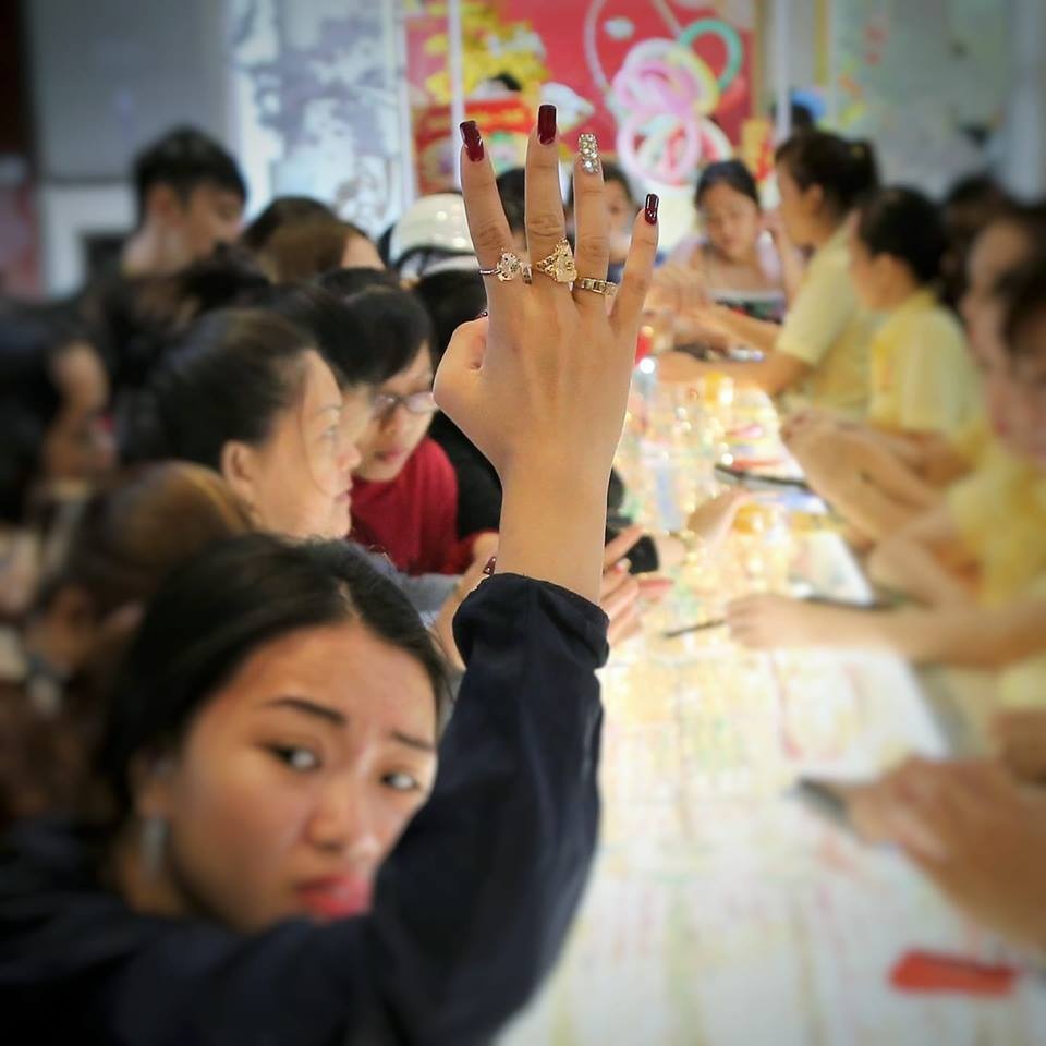 Nguoi Sai Gon boc so thu tu cho mua vang lay may tu sang som hinh anh