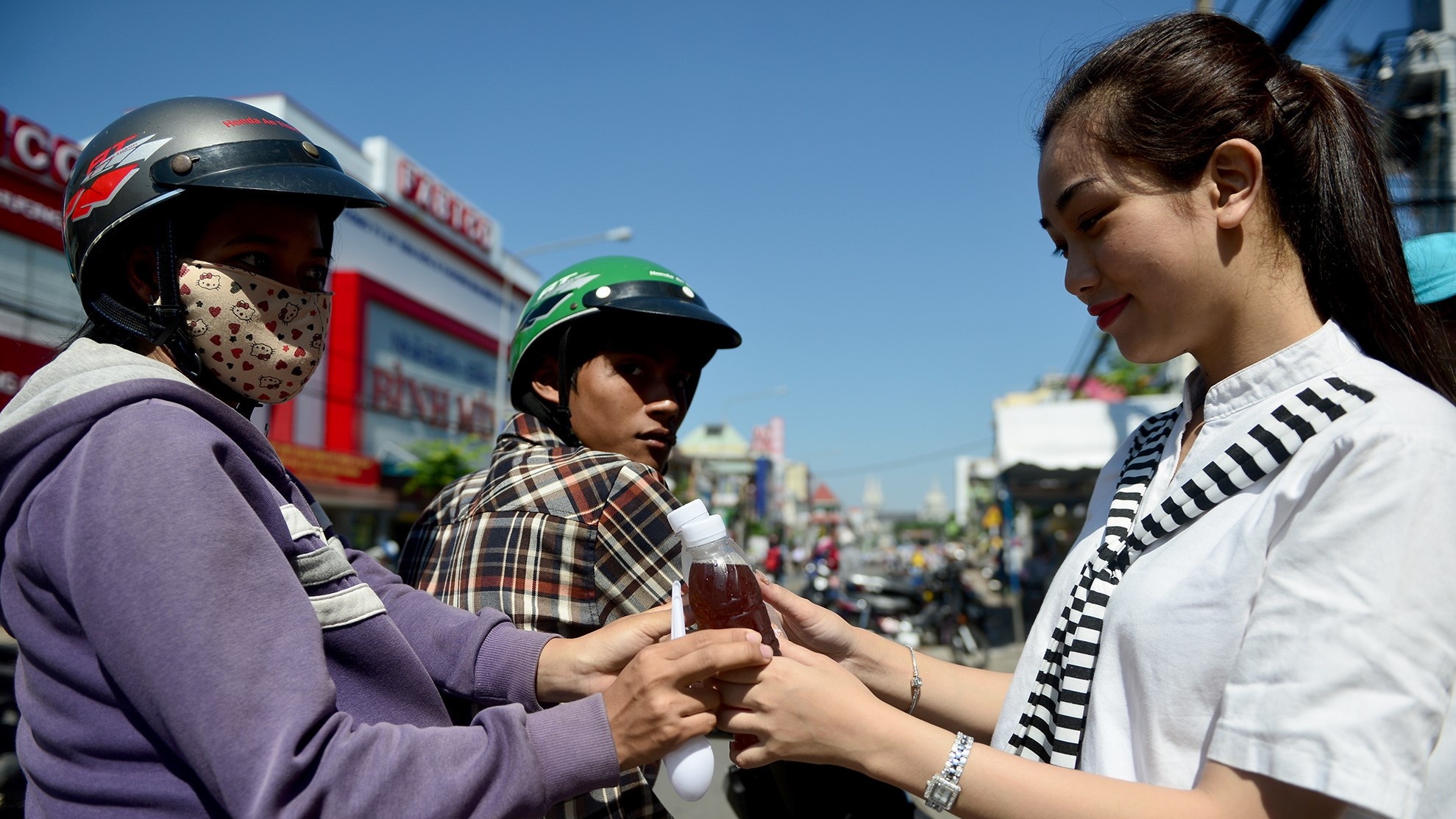 Nguoi Binh Duong phat nuoc, banh mien phi cho khach di le Ba Thien Hau hinh anh