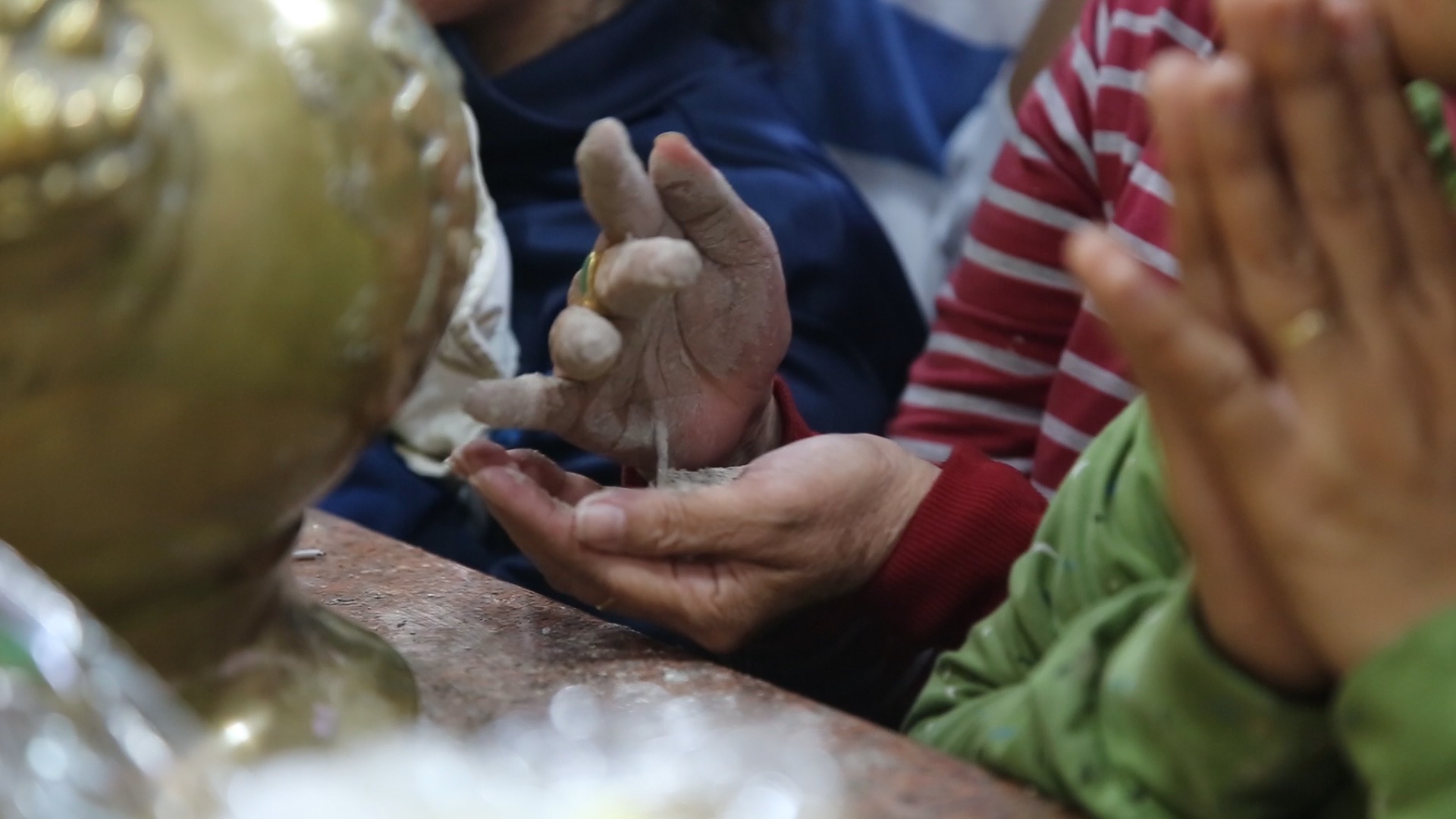 Boc tro tren chanh dien chua ba Binh Duong ve cau may hinh anh