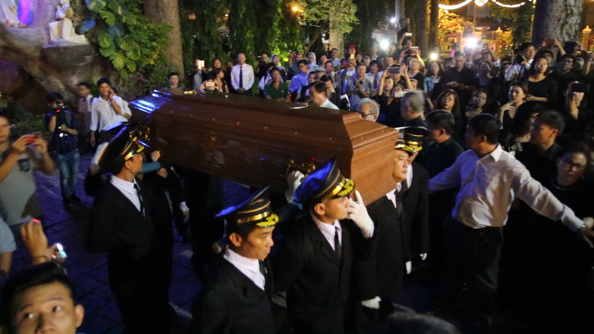 Dong nguoi don linh cuu co Tong giam muc Bui Van Doc hinh anh