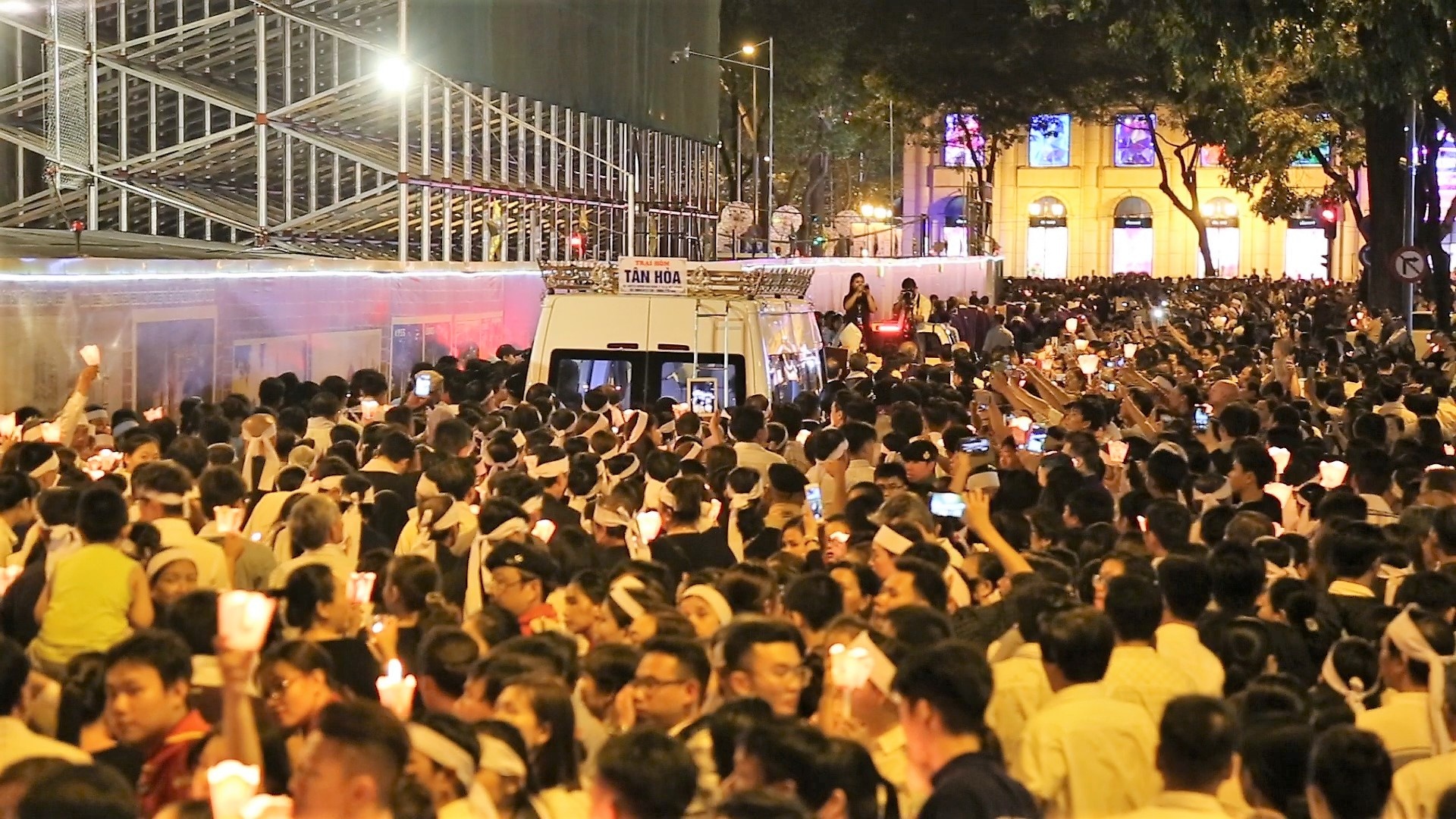 Dong nguoi tien dua Tong giam muc Bui Van Doc o Sai Gon hinh anh