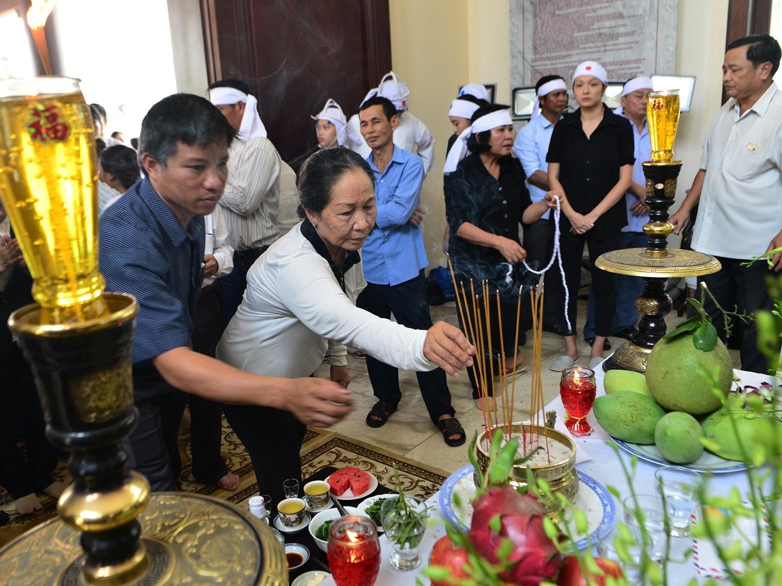 Nguoi dan thanh kinh vieng co Thu tuong Phan Van Khai hinh anh