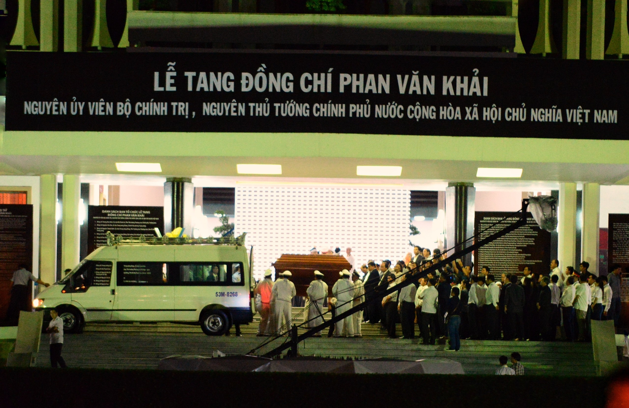 Nguoi dan ra duong tien co Thu tuong Phan Van Khai hinh anh