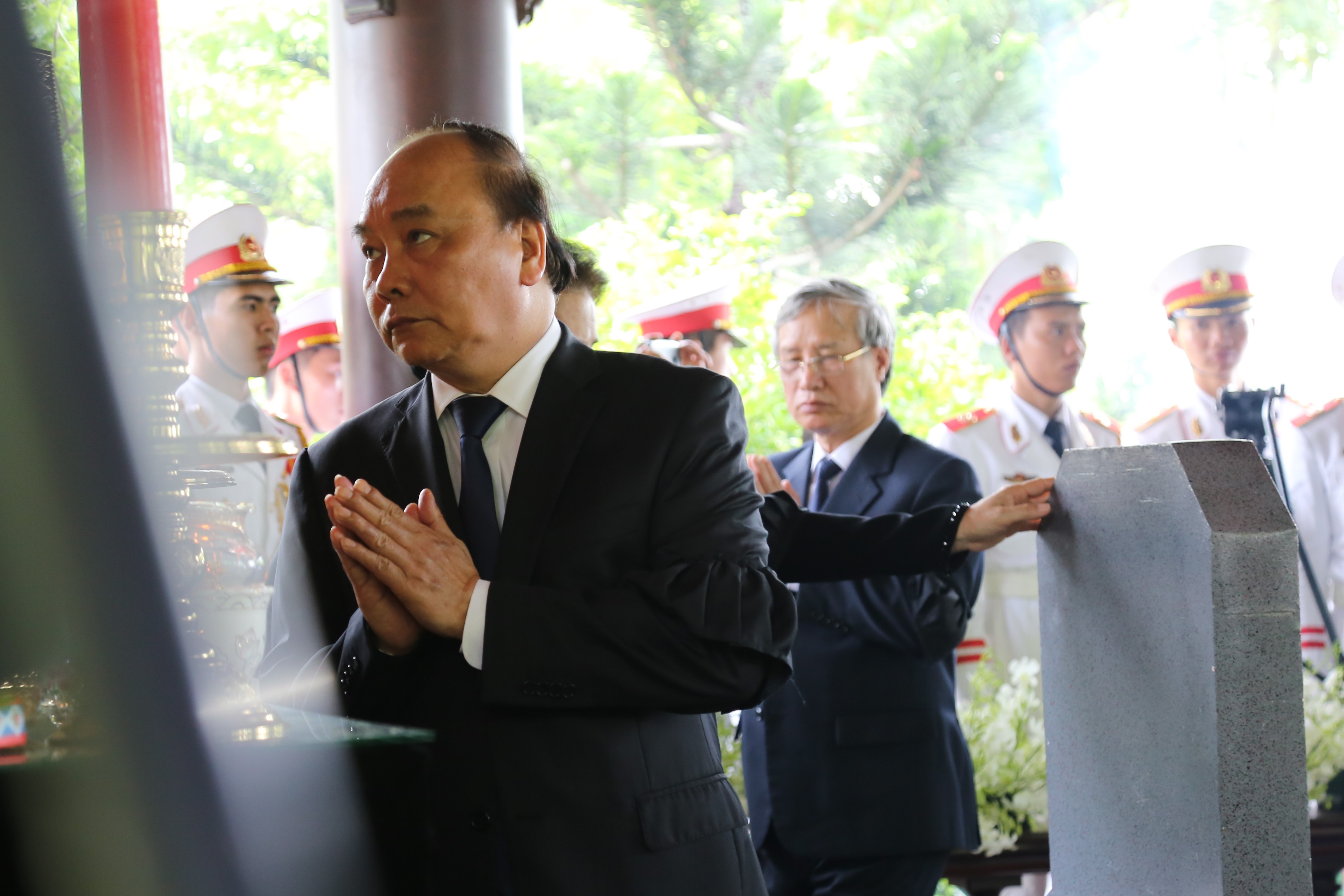 Khoanh khac tien dua ong Sau Khai o que nha Cu Chi hinh anh