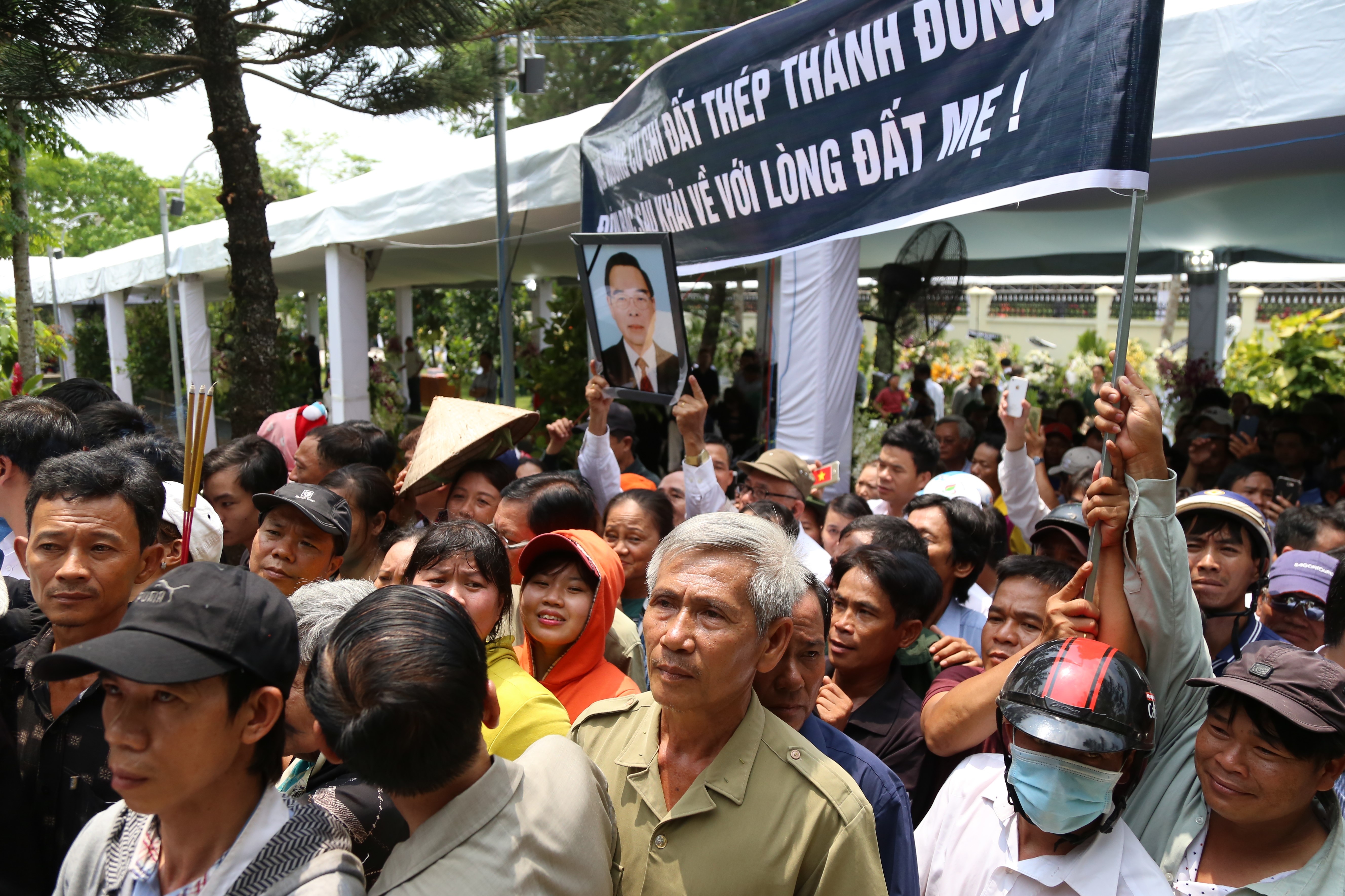 Hang nghin nguoi dan xep hang vieng mo ong Sau Khai hinh anh