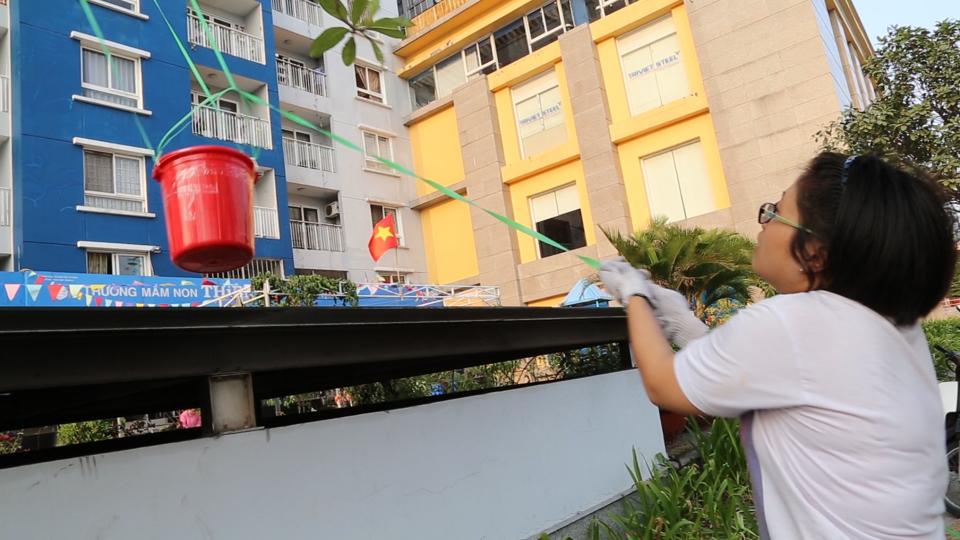 Cu dan Carina 'che' rong roc chuyen do tu tren cao xuong hinh anh