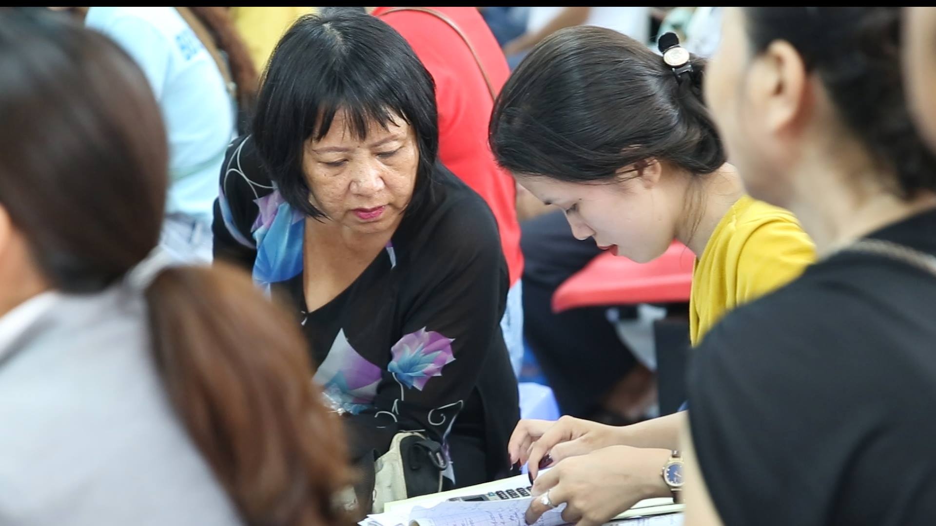 Nguoi dan diem nong sot dat quan 9 do xo di dang ky thu tuc hinh anh