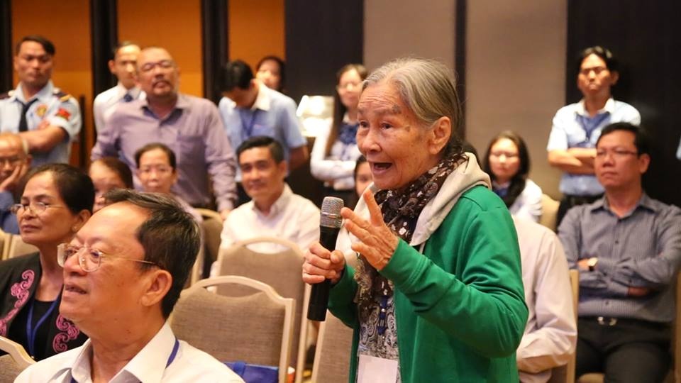 Co dong buc xuc vi khach lien tiep mat tien, doi CEO Eximbank tu chuc hinh anh