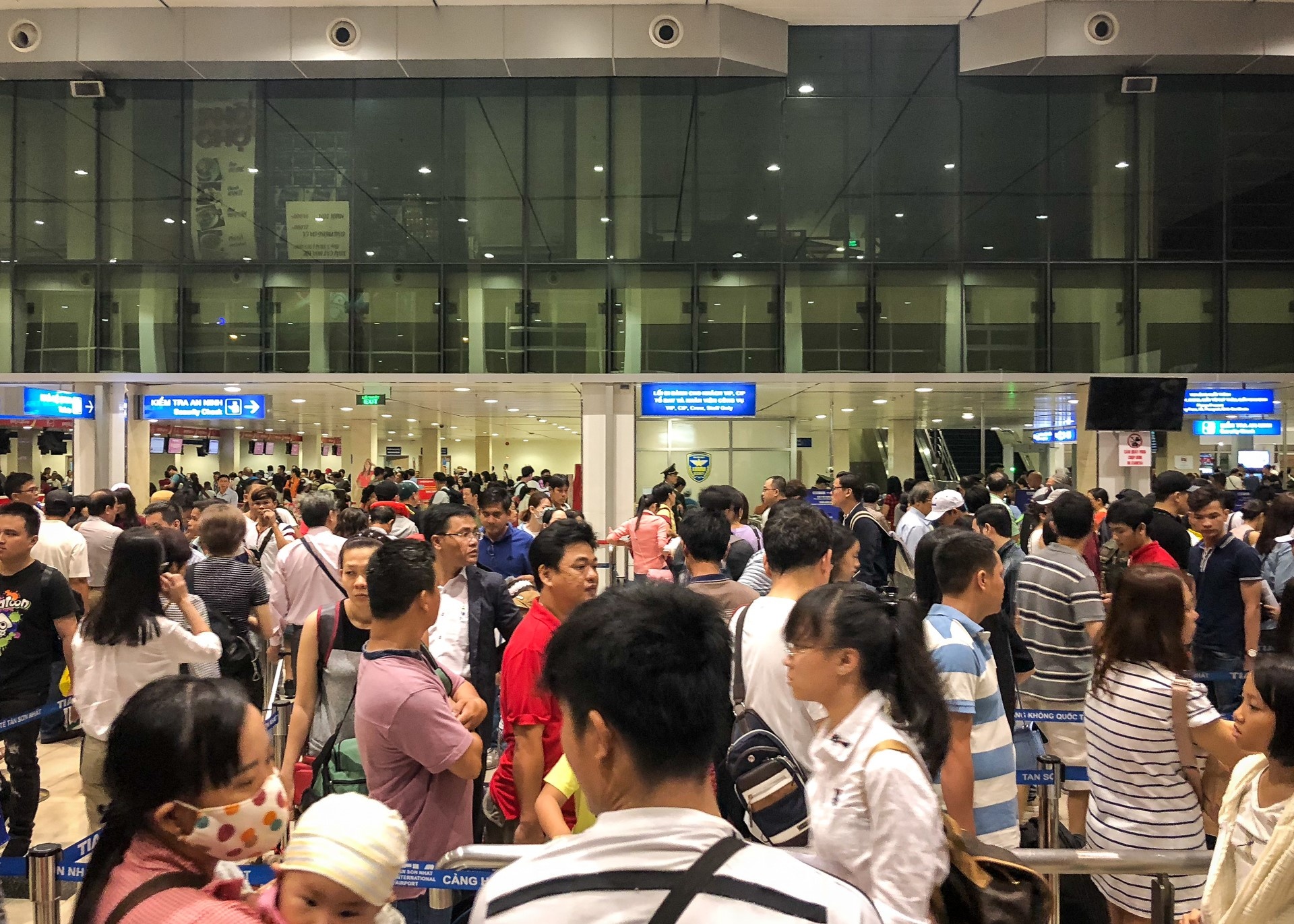 San bay Tan Son Nhat chat kin nguoi ngay dau ky nghi 30/4 va 1/5 hinh anh