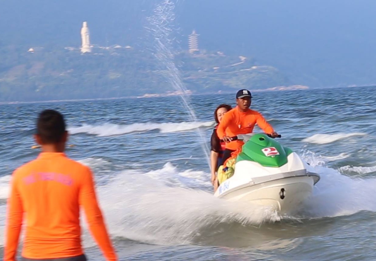 Du khach phan khich voi tro choi cam giac manh tren bien Da Nang hinh anh