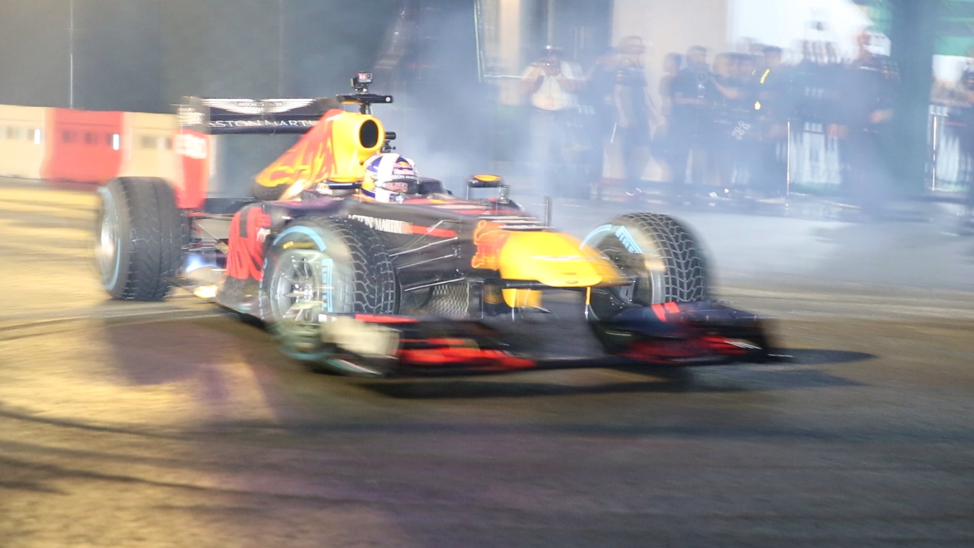 Man nhan voi man drift xe cua tay dua F1 David Coulthard o Sai Gon hinh anh