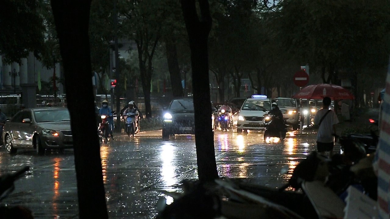 Sai Gon toi mit luc 15h vi mua lon hinh anh