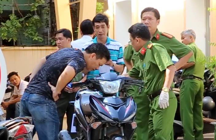 Nhieu vet mau tren xe cua bang trom dam chet 2 'hiep si' o Sai Gon hinh anh