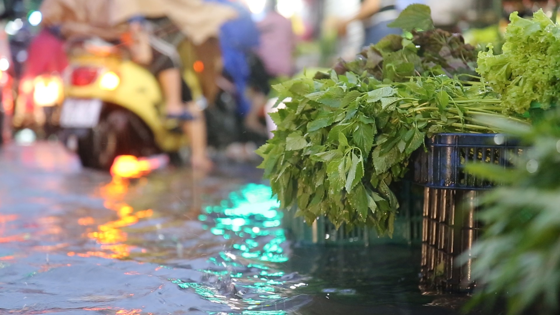 Sai Gon lai ngap, nguoi dan don rac, thong cong hinh anh
