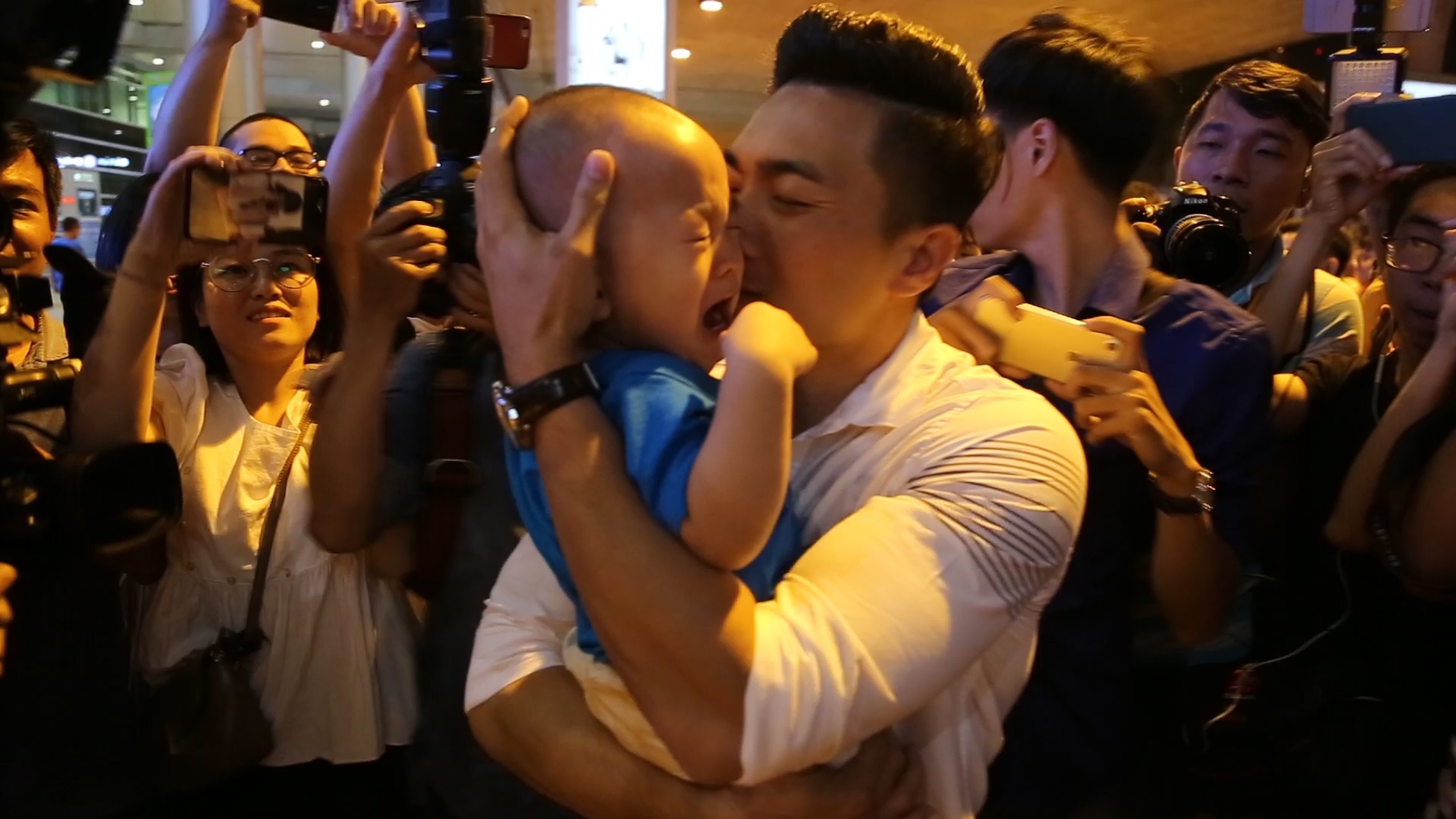 Khoanh khac Quoc Co, Quoc Nghiep vo oa khi gap lai vo va con trai hinh anh