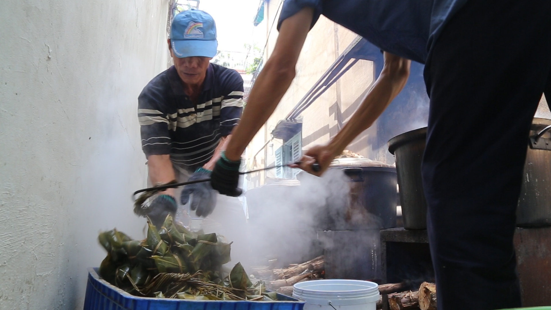 Xom banh u doc nhat o Sai Gon tat bat dip Tet Doan Ngo hinh anh