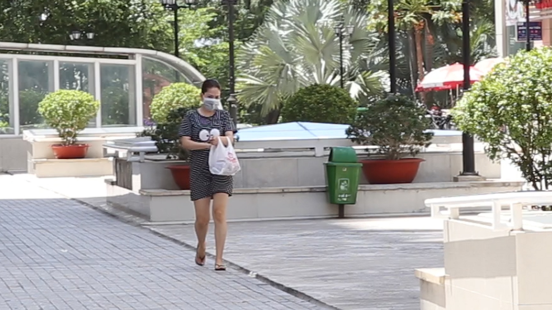 Cu dan Nam Sai Gon: Cu di ngu la phai bit khau trang hinh anh