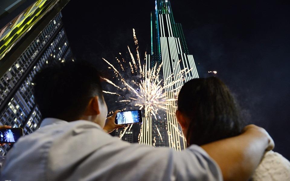 Nguoi Sai Gon chen nhau xem phao hoa o toa nha cao nhat Viet Nam hinh anh