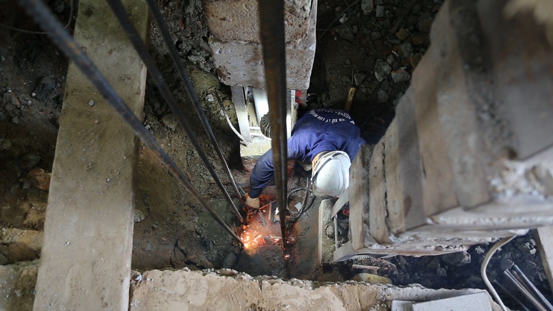 Can canh cong trinh 5.500 tan duoc 'than den' nang cao 2 m hinh anh