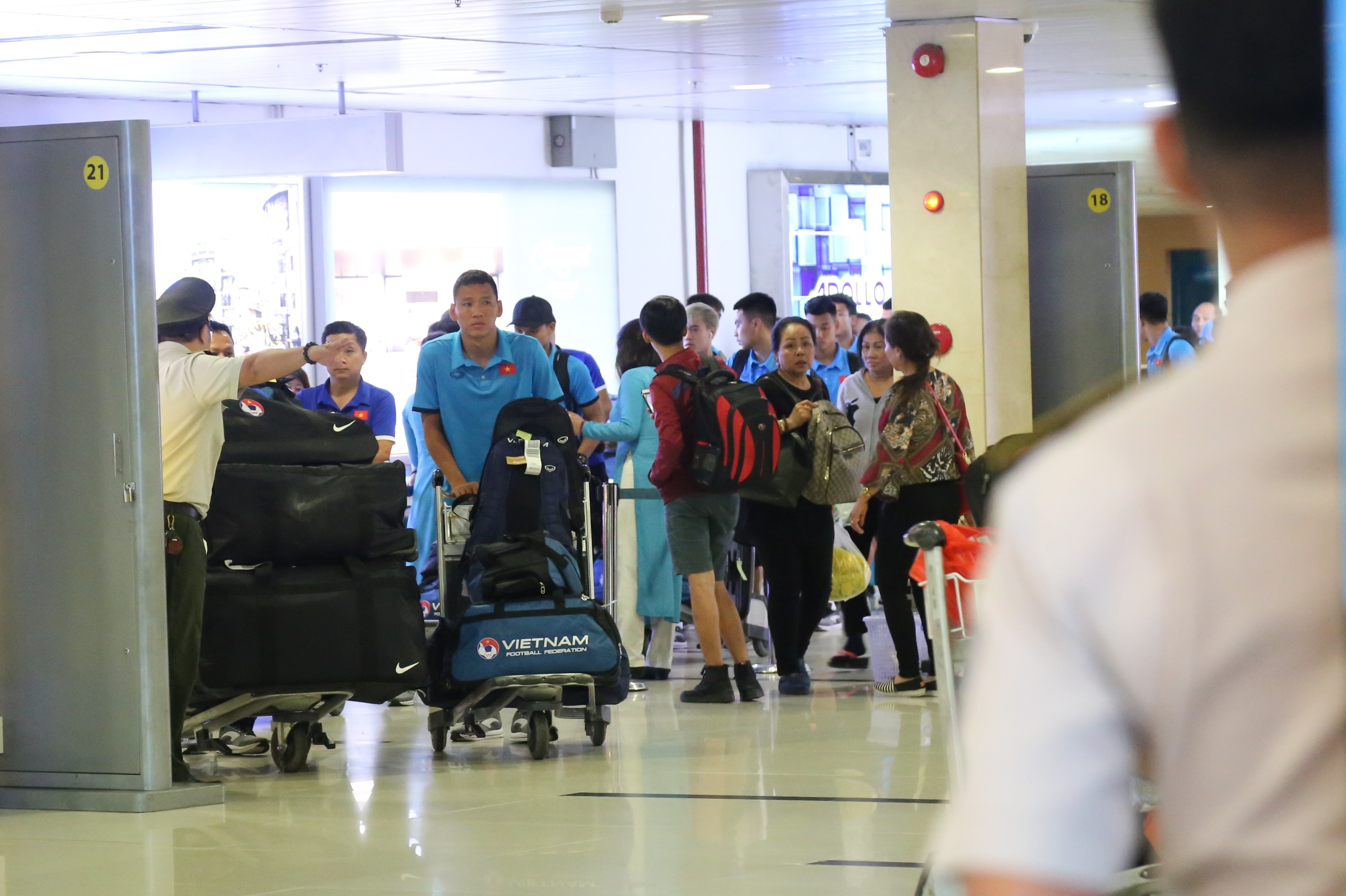 U23 Việt Nam thân thiện với người hâm mộ ảnh 1 U23 Viet Nam than thien voi nguoi ham mo anh 1