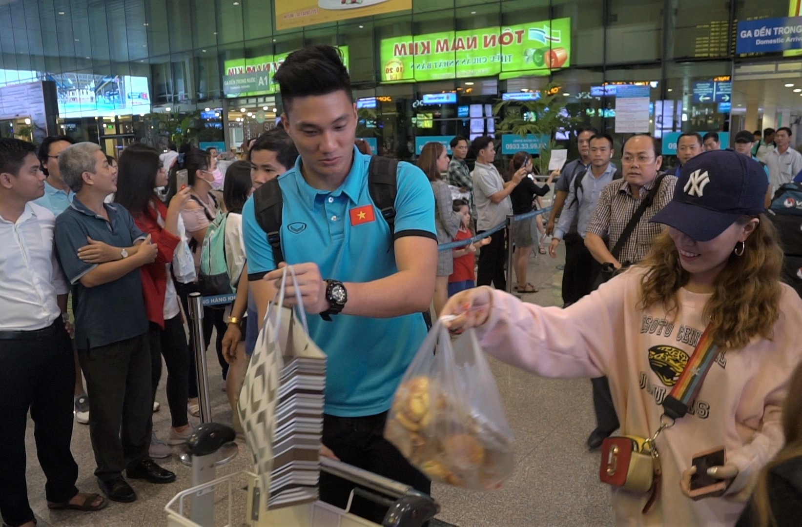 U23 Việt Nam thân thiện với người hâm mộ ảnh 2 U23 Viet Nam than thien voi nguoi ham mo anh 2