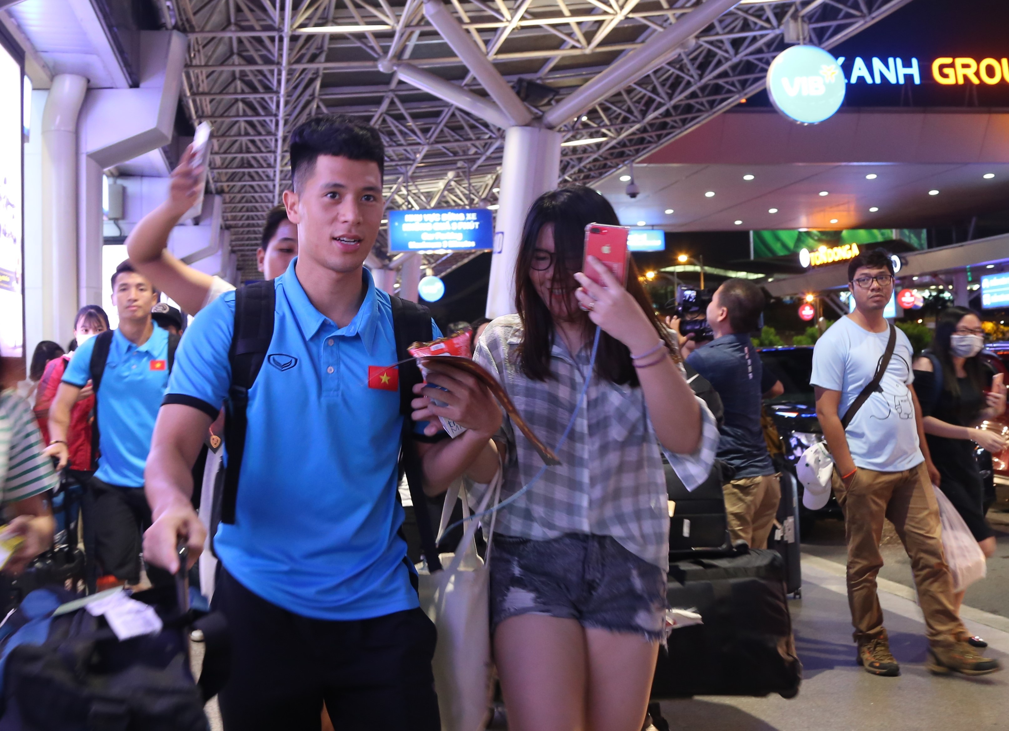 U23 Việt Nam thân thiện với người hâm mộ ảnh 3 U23 Viet Nam than thien voi nguoi ham mo anh 3