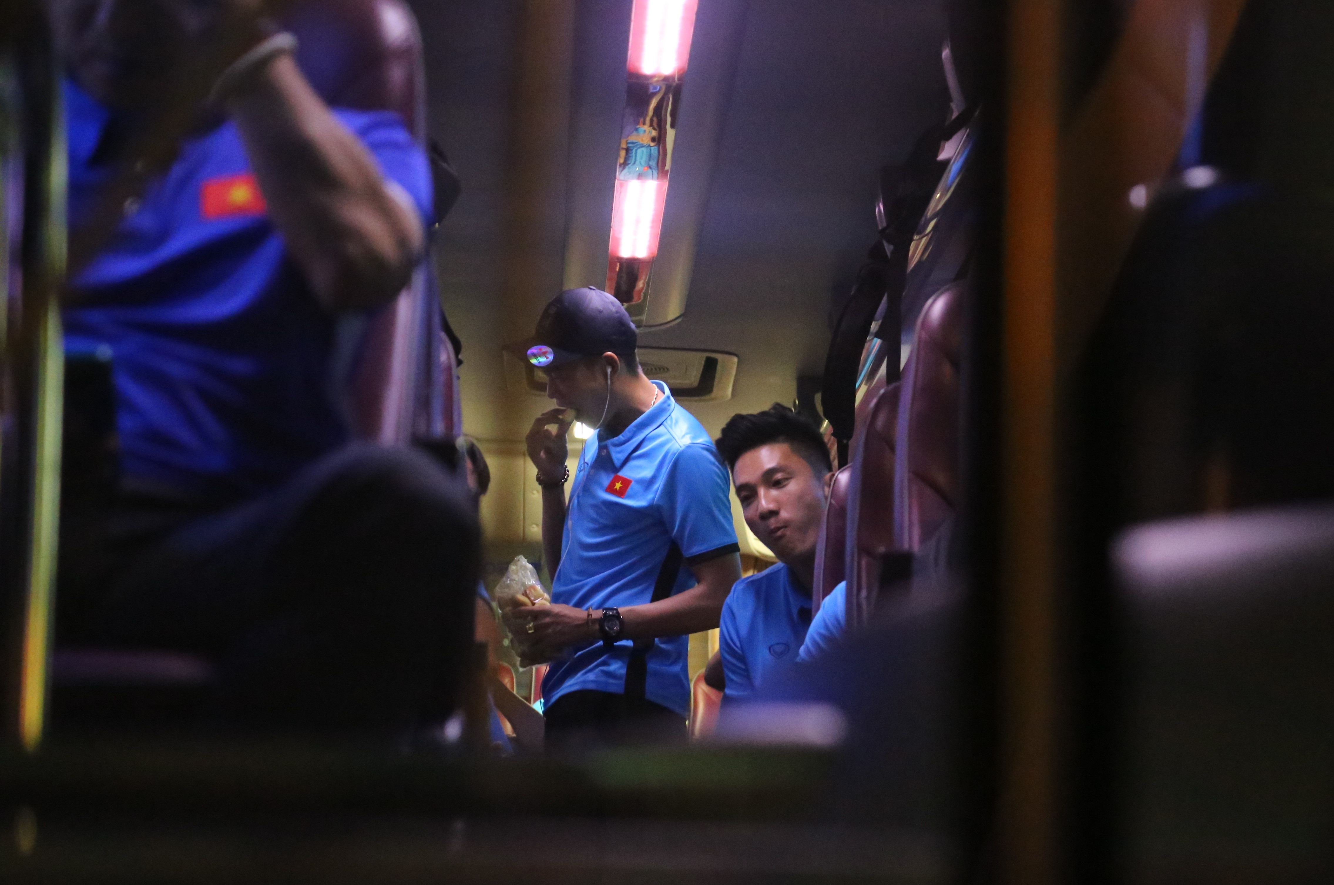 U23 Việt Nam thân thiện với người hâm mộ ảnh 7 U23 Viet Nam than thien voi nguoi ham mo anh 7