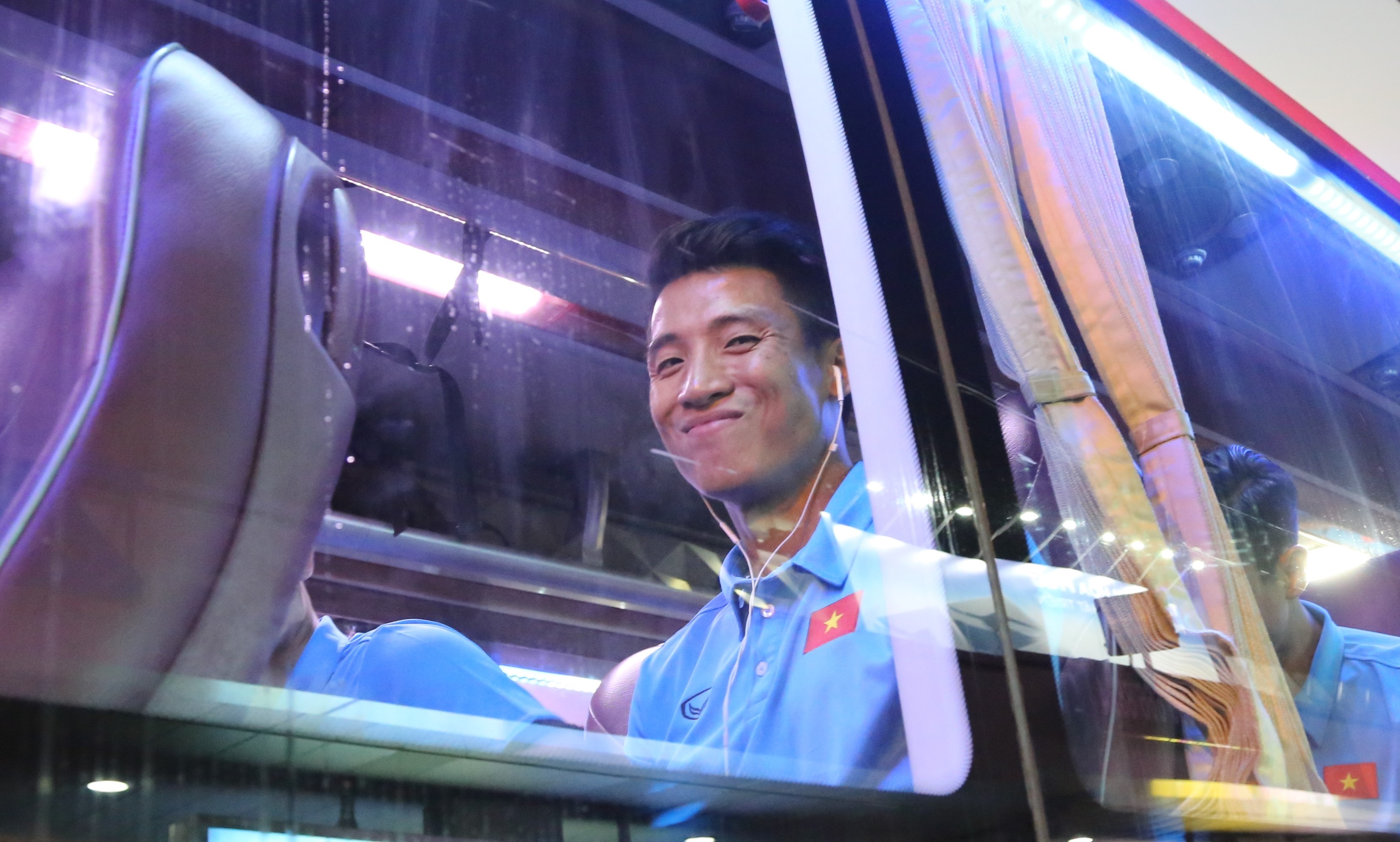 Fan ho het, om cham khong cho Cong Phuong ra xe hinh anh