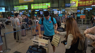 Khoanh khac fan nu Sai Gon ‘cham soc’ U23 o san bay hinh anh