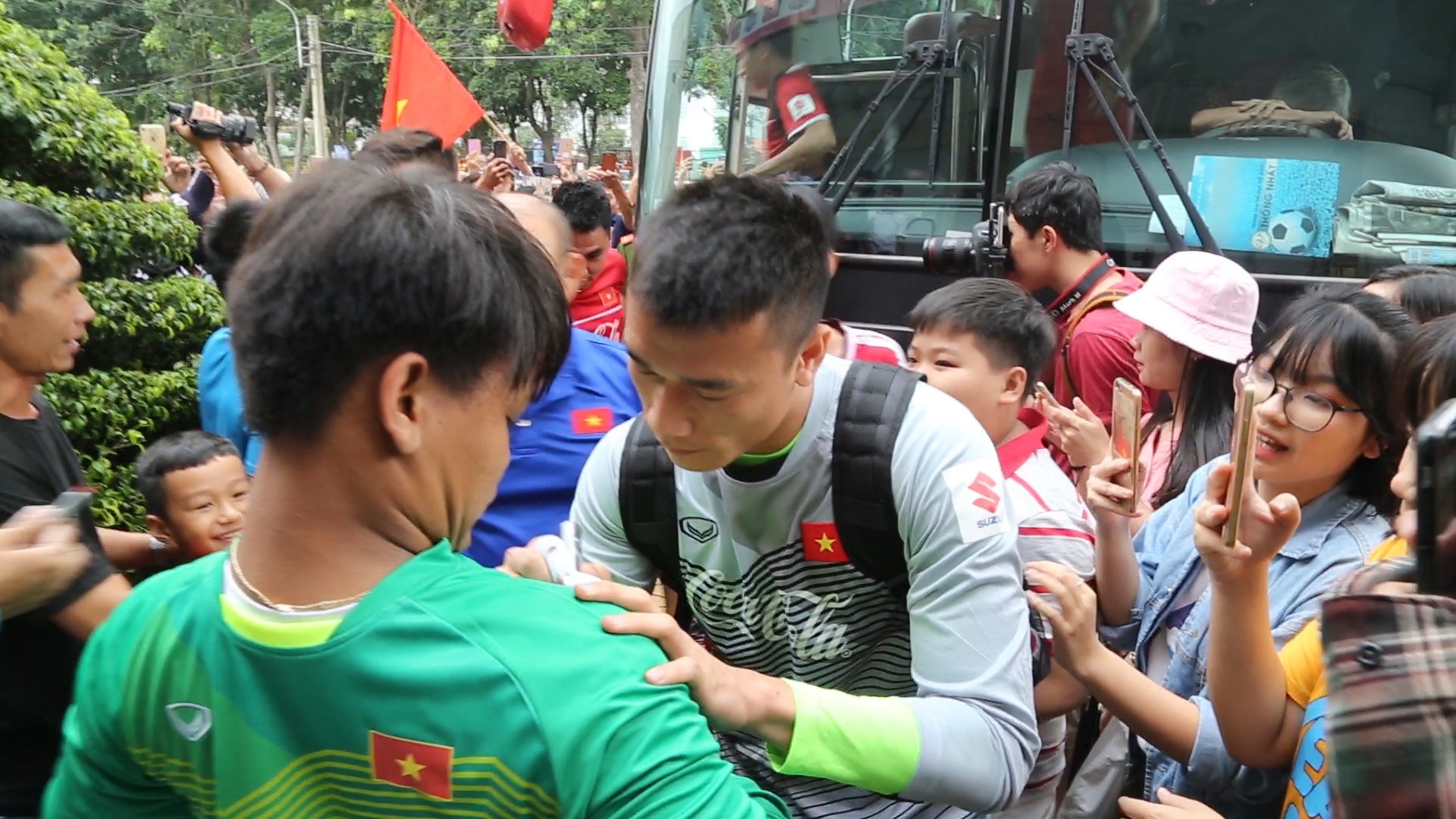 Nguoi ham mo Binh Duong doi mua xem Olympic Viet Nam tap hinh anh