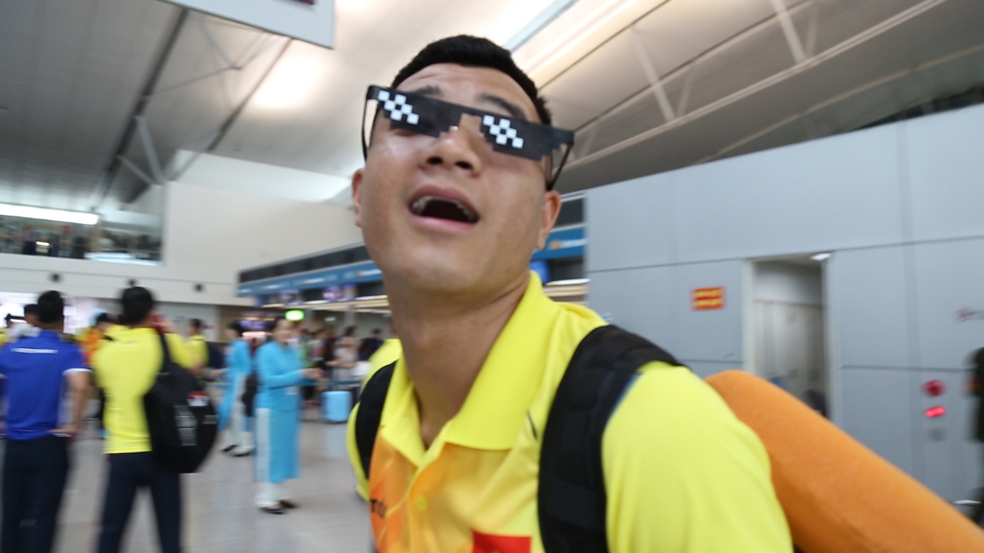 Duc Chinh nghich ngom, deo kinh fan tang o san bay hinh anh