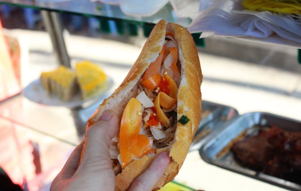 Gioi tre doi mua xep hang mua banh mi dac biet o Sai Gon hinh anh