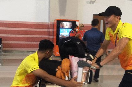 Duc Chinh va Tien Dung vui ve day nhau ra khoi san bay Indonesia hinh anh