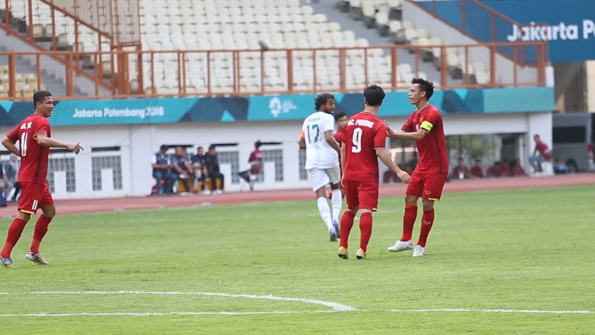 Cong Phuong da hong penalty, dong doi chay den an ui hinh anh