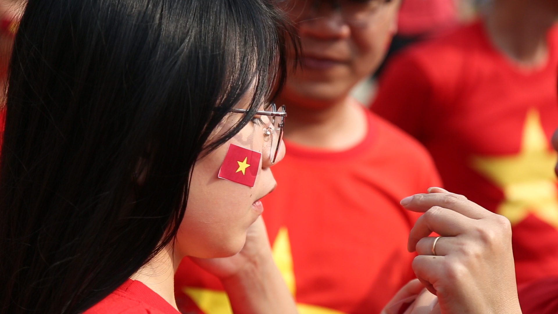 Fan nu co vu Olympic Viet Nam tran ra quan tai ASIAD hinh anh