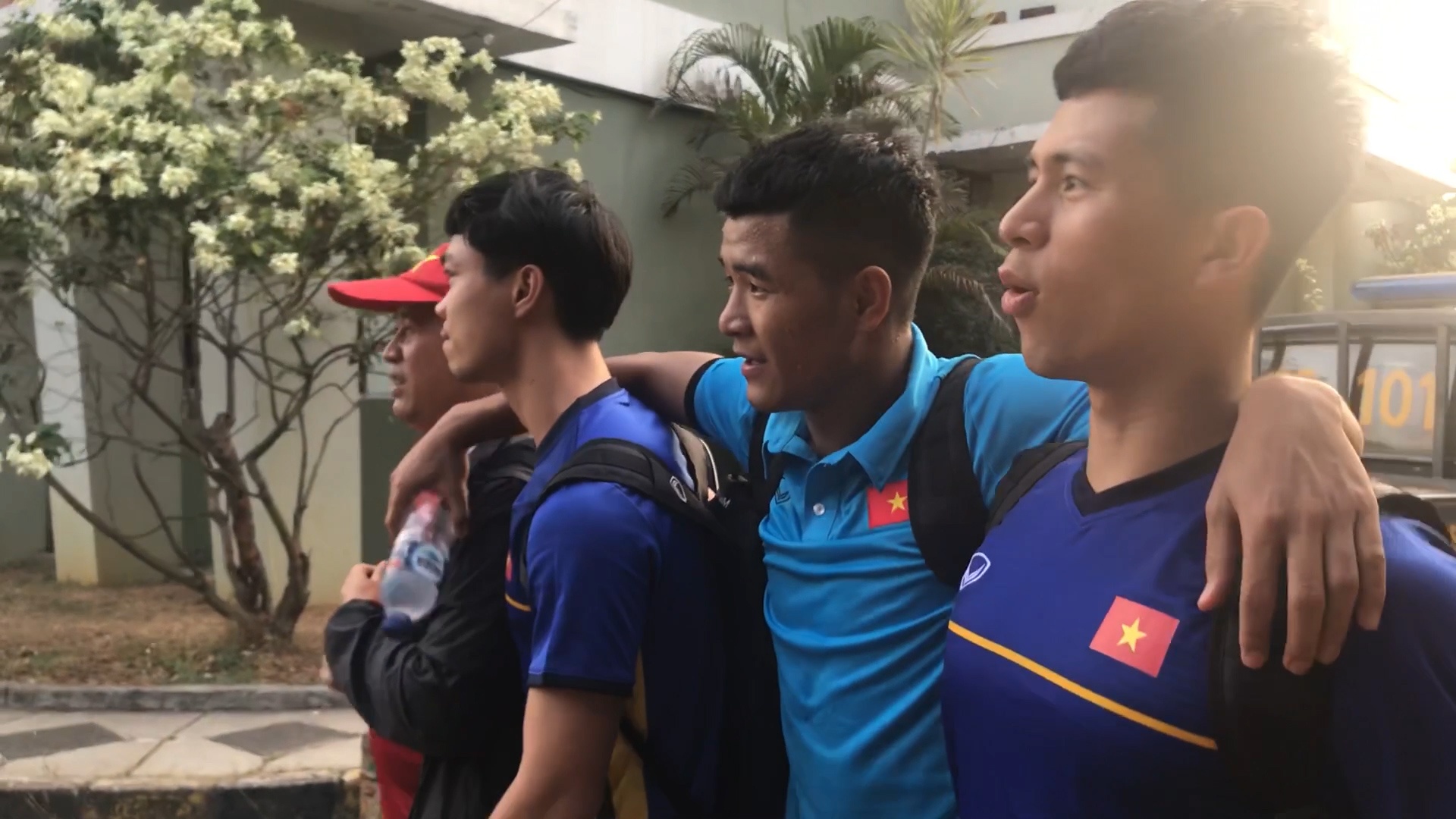 Duc Chinh, Dinh Trong treu dua Cong Phuong khi Hoa Minzy xuat hien hinh anh