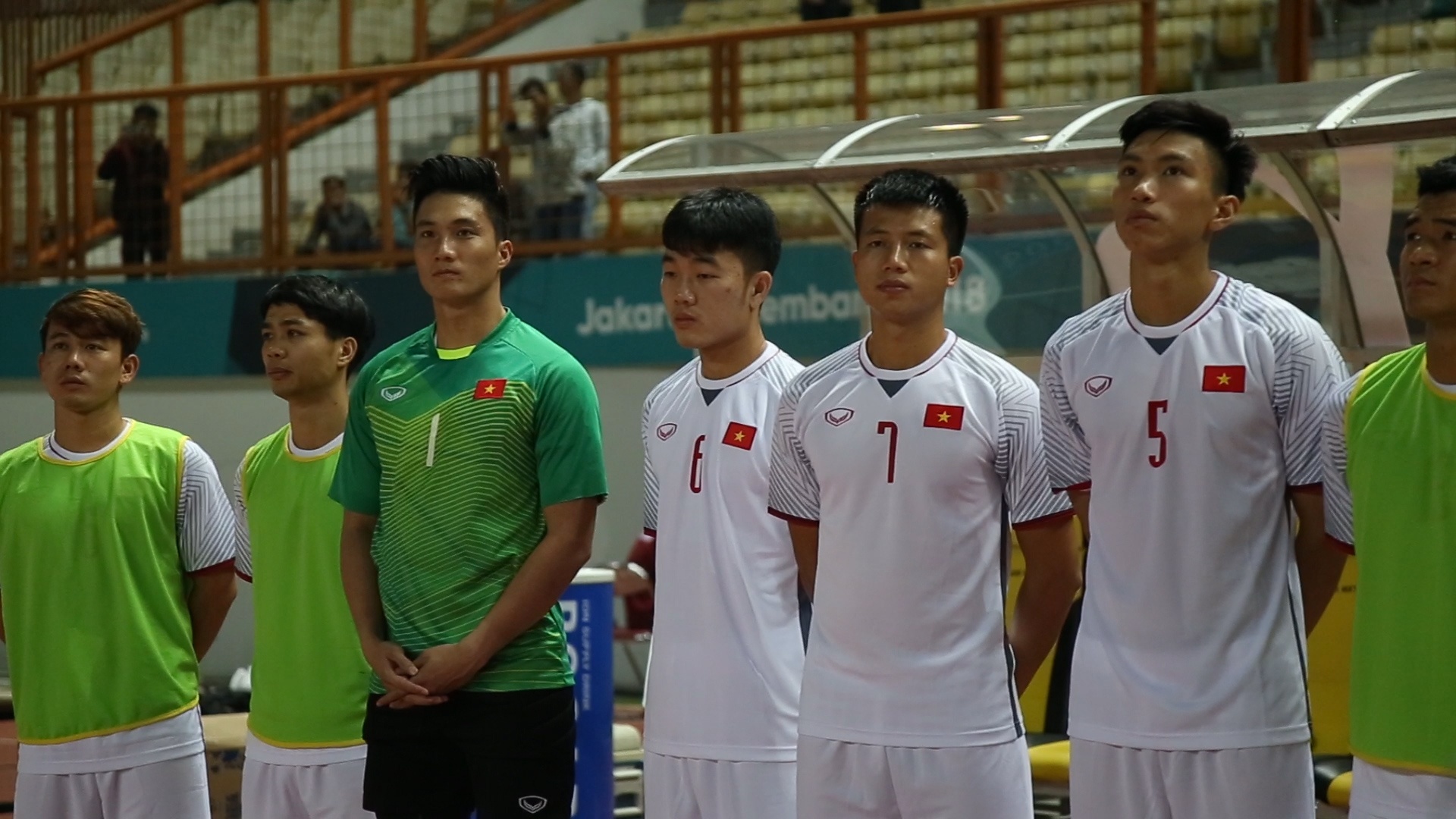 Xuan Truong tram ngam tren ghe du bi o tran gap Nepal hinh anh