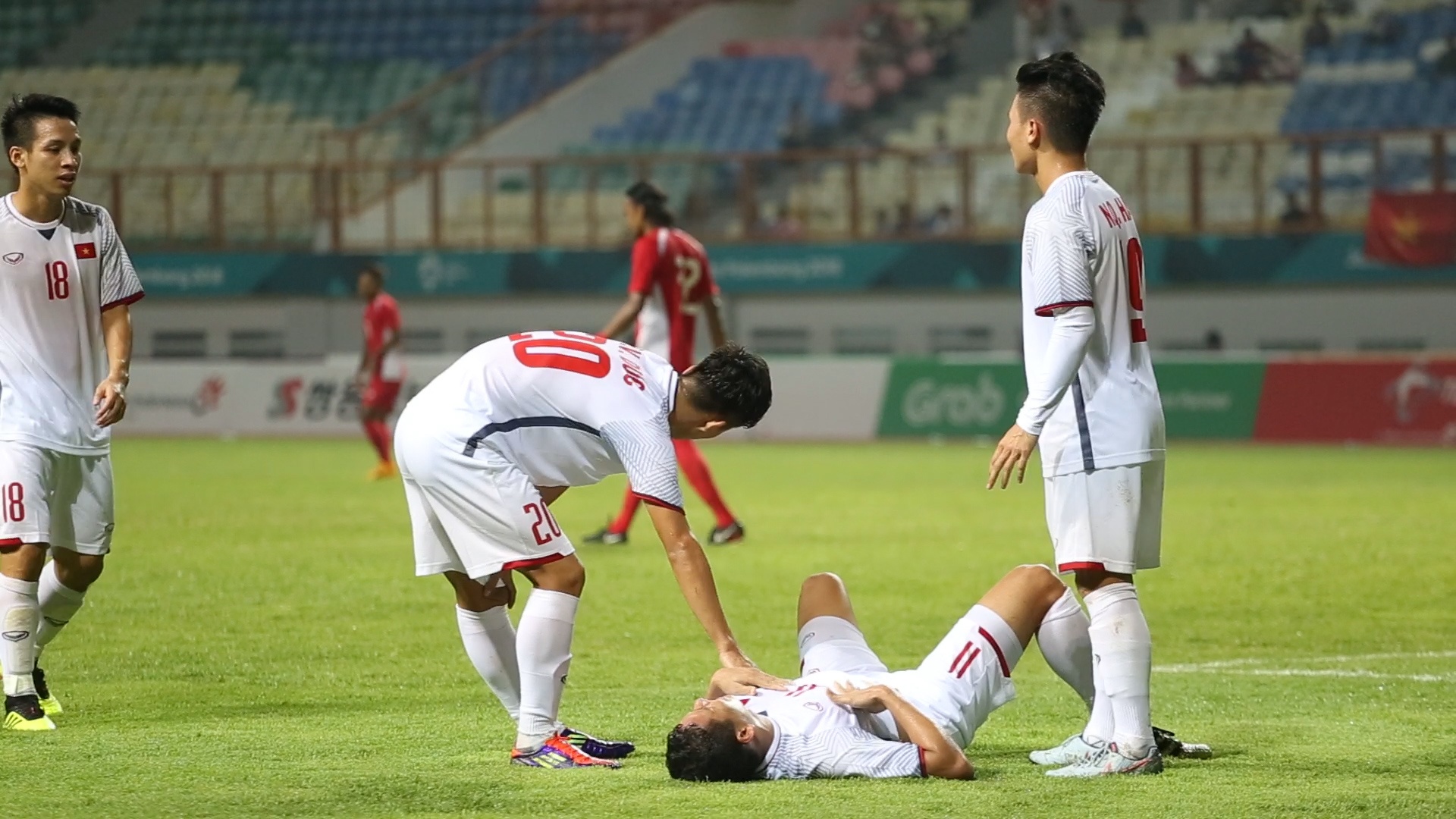 Anh Duc nam san ngay sau khi ghi ban dep mat hinh anh