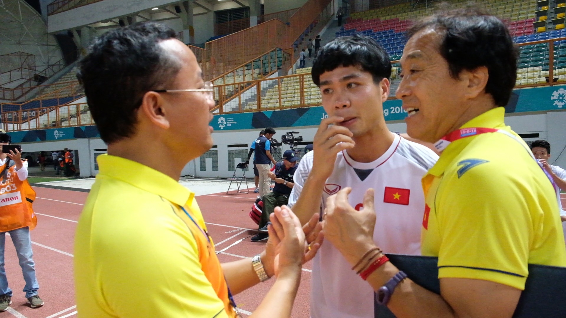 Tro ly HLV Han Quoc dan do Cong Phuong dieu gi sau tran dau? hinh anh