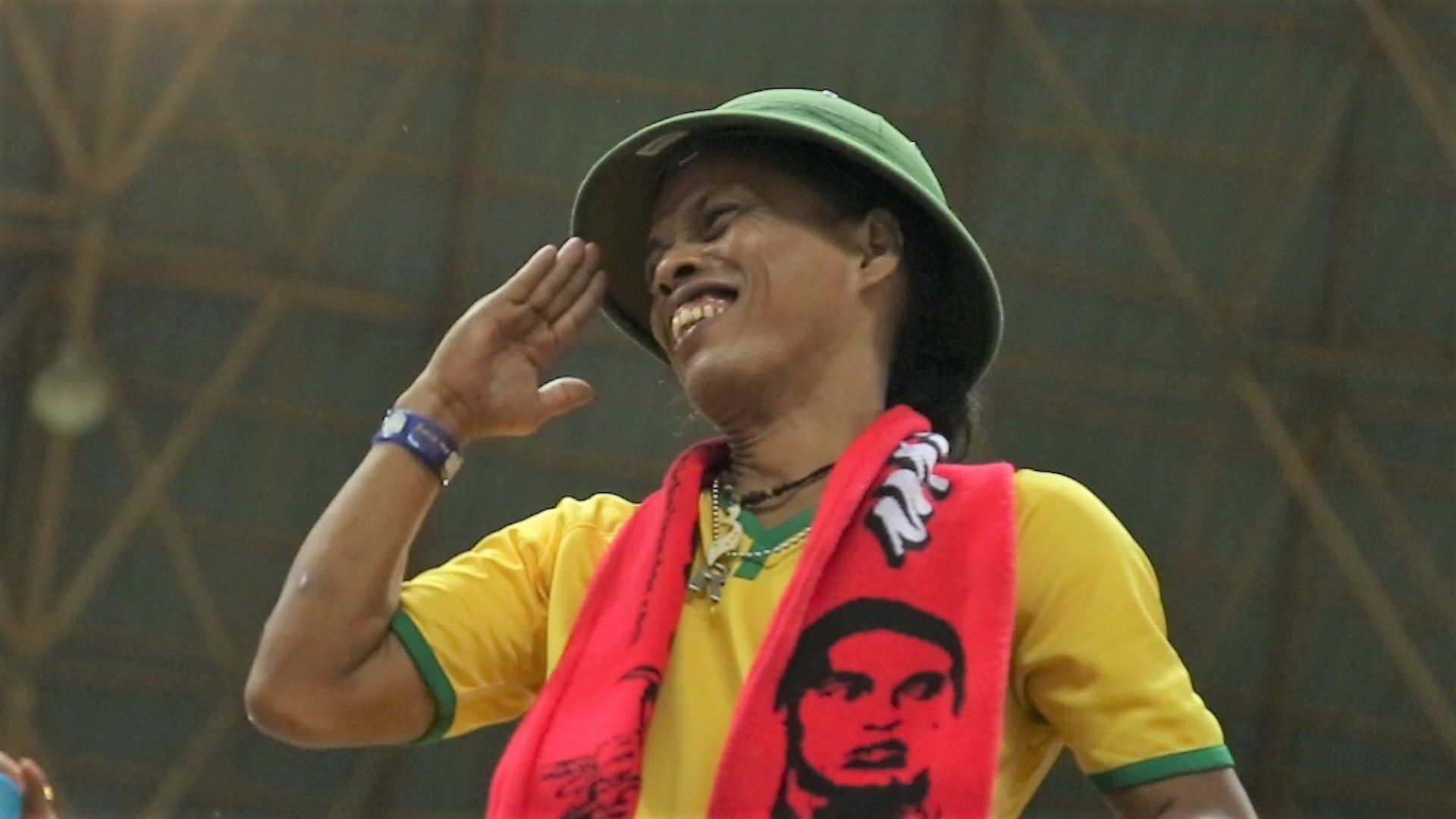 CDV co khuon mat giong Ronaldinho, co vu Olympic Viet Nam hinh anh