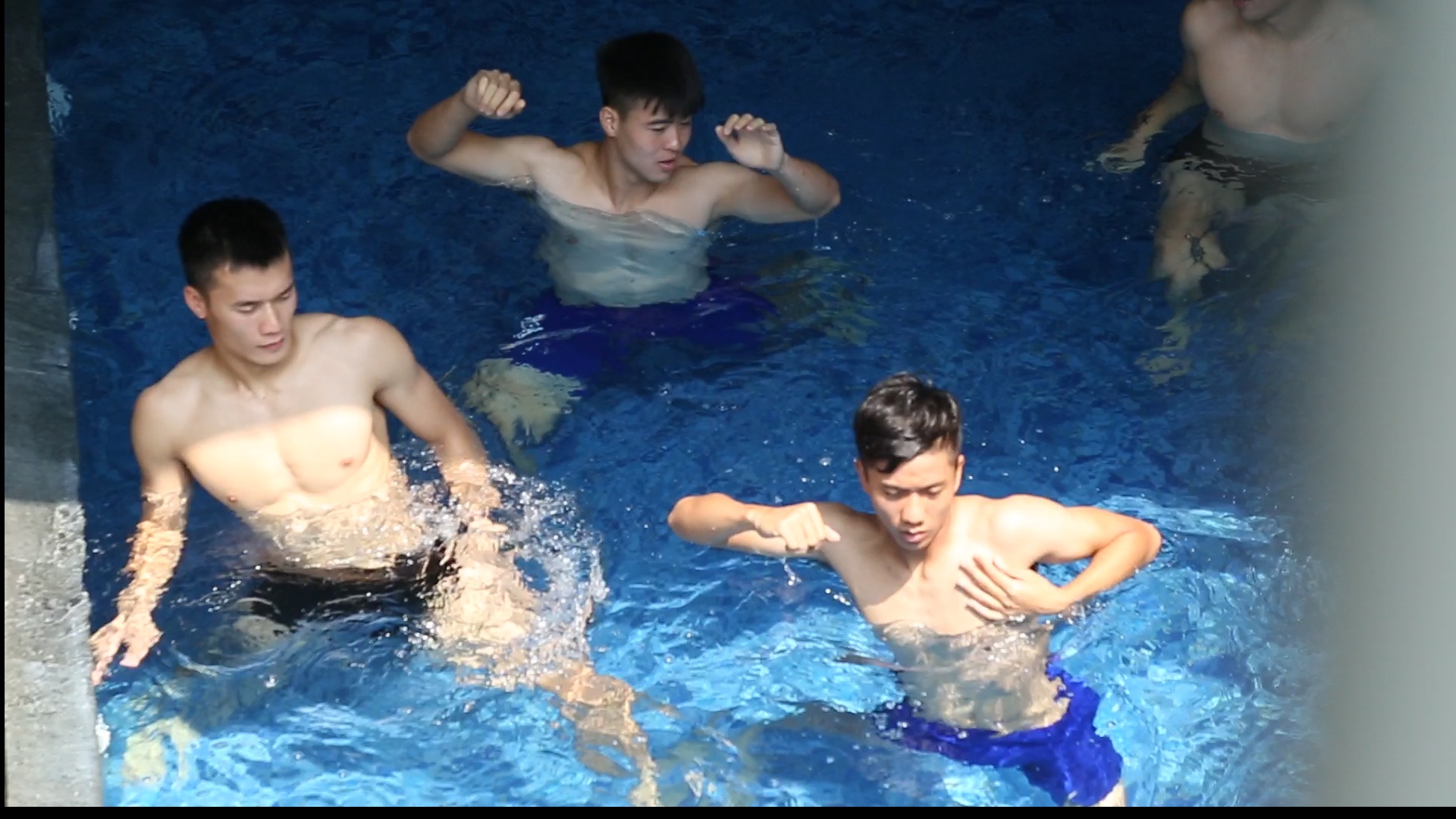 Bui Tien Dung, Duy Manh khoe co bung 6 mui o be boi hinh anh