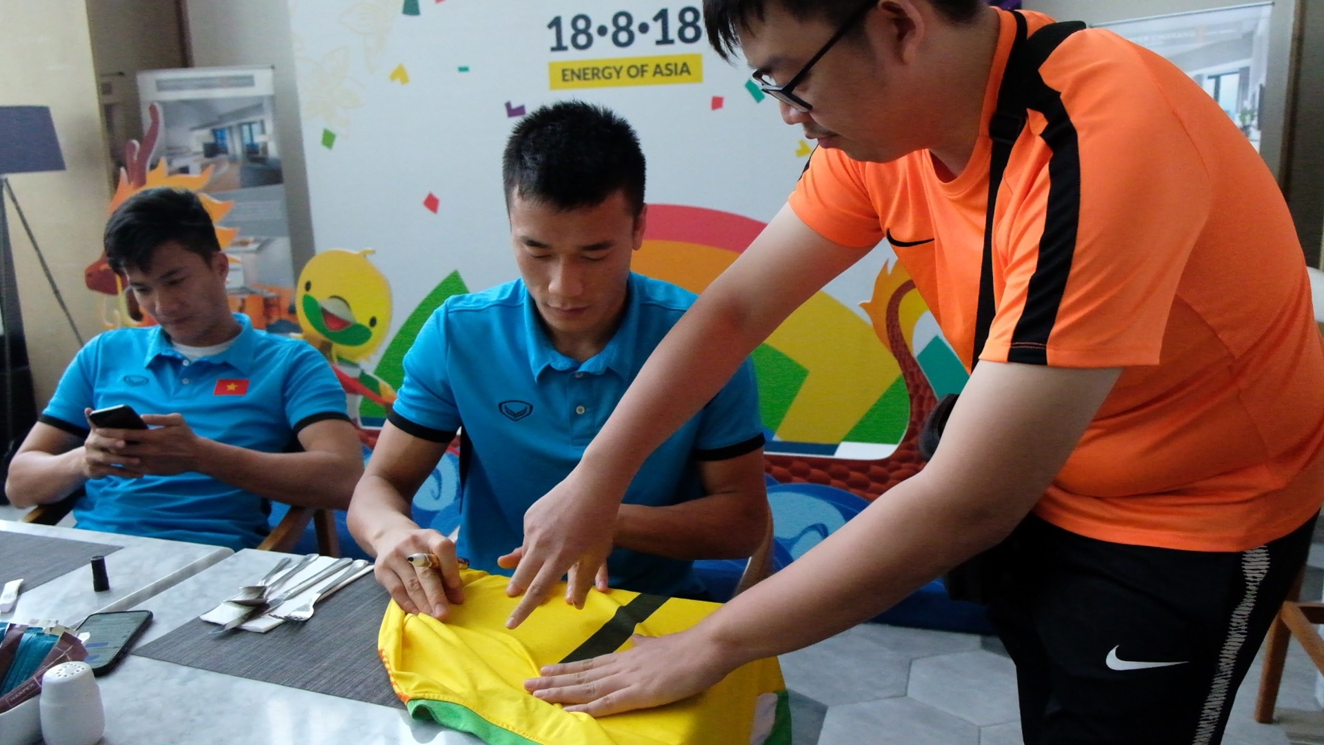 CDV nuoc ngoai voi tinh yeu manh liet danh cho bong da Viet Nam hinh anh