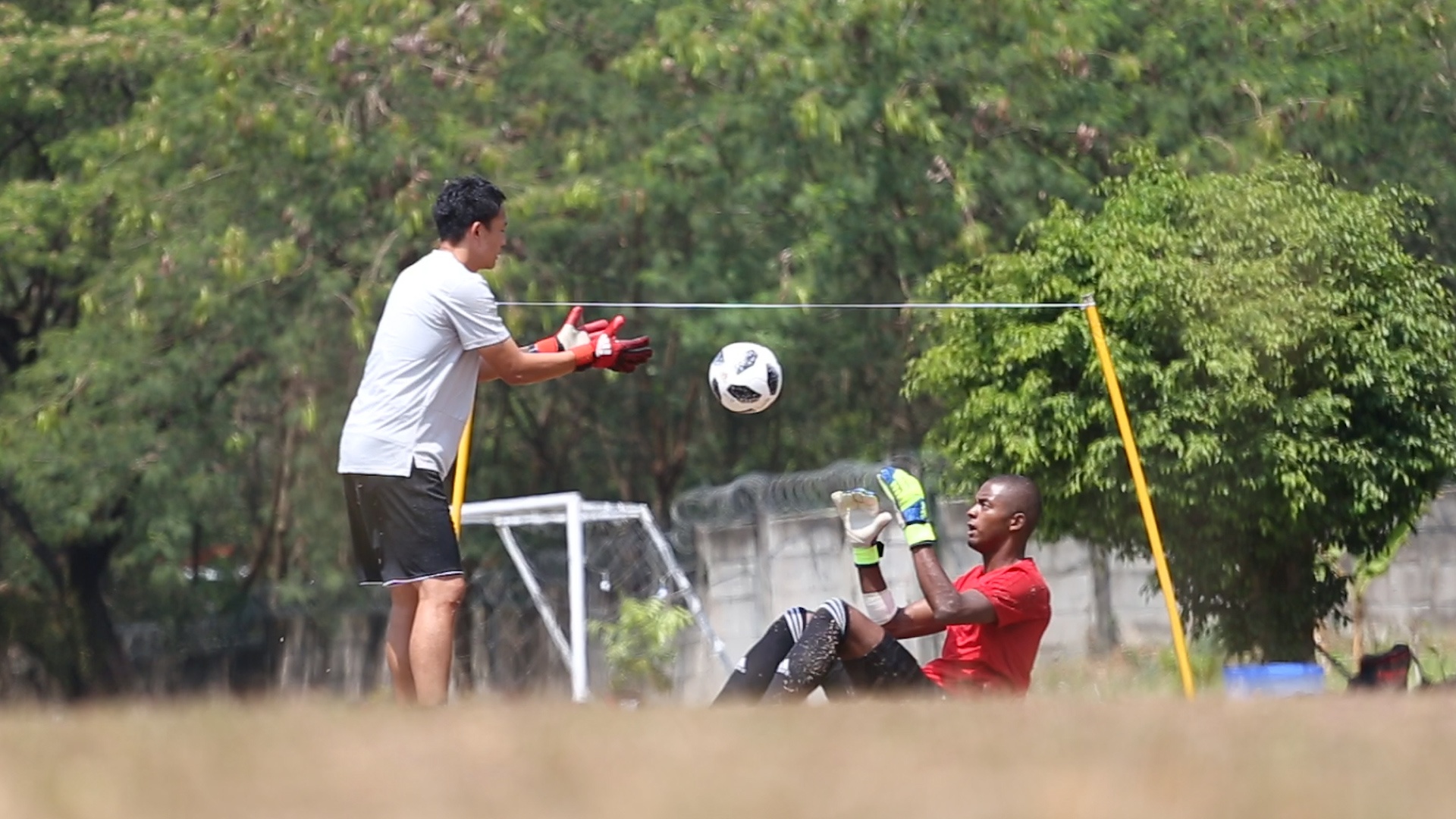 Buoi tap cua thu mon Nhat Ban truoc tran gap Olympic Viet Nam hinh anh