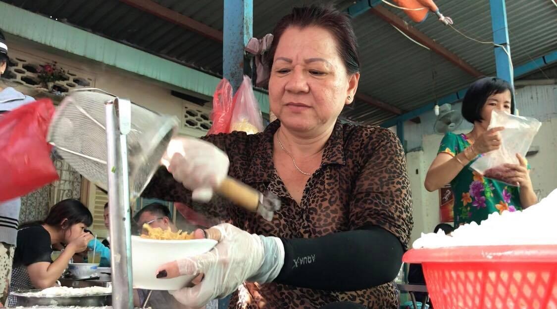 Quan bun o Sai Gon hon 20 nam hut khach vi ba chu luon to tieng hinh anh