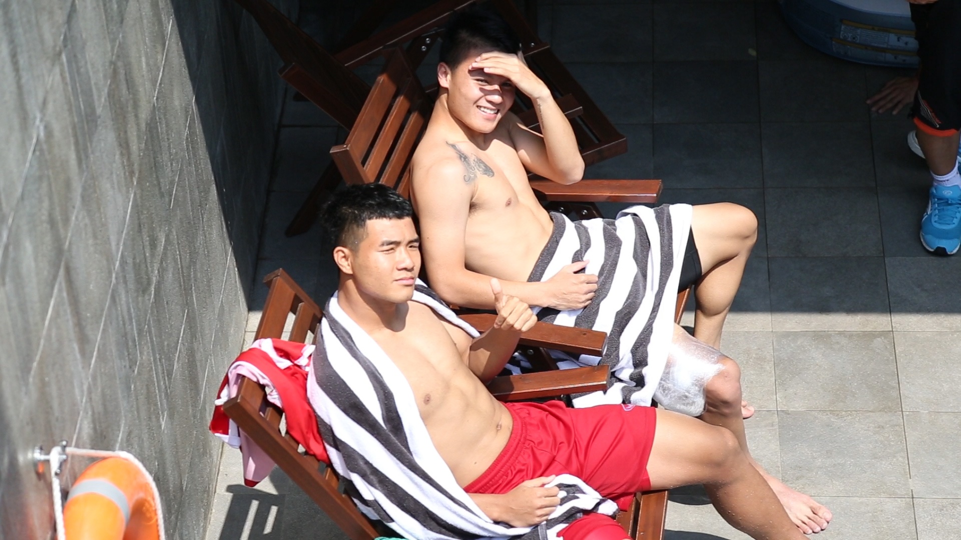 Duc Chinh nhun nhay, treu dua dong doi o be boi hinh anh