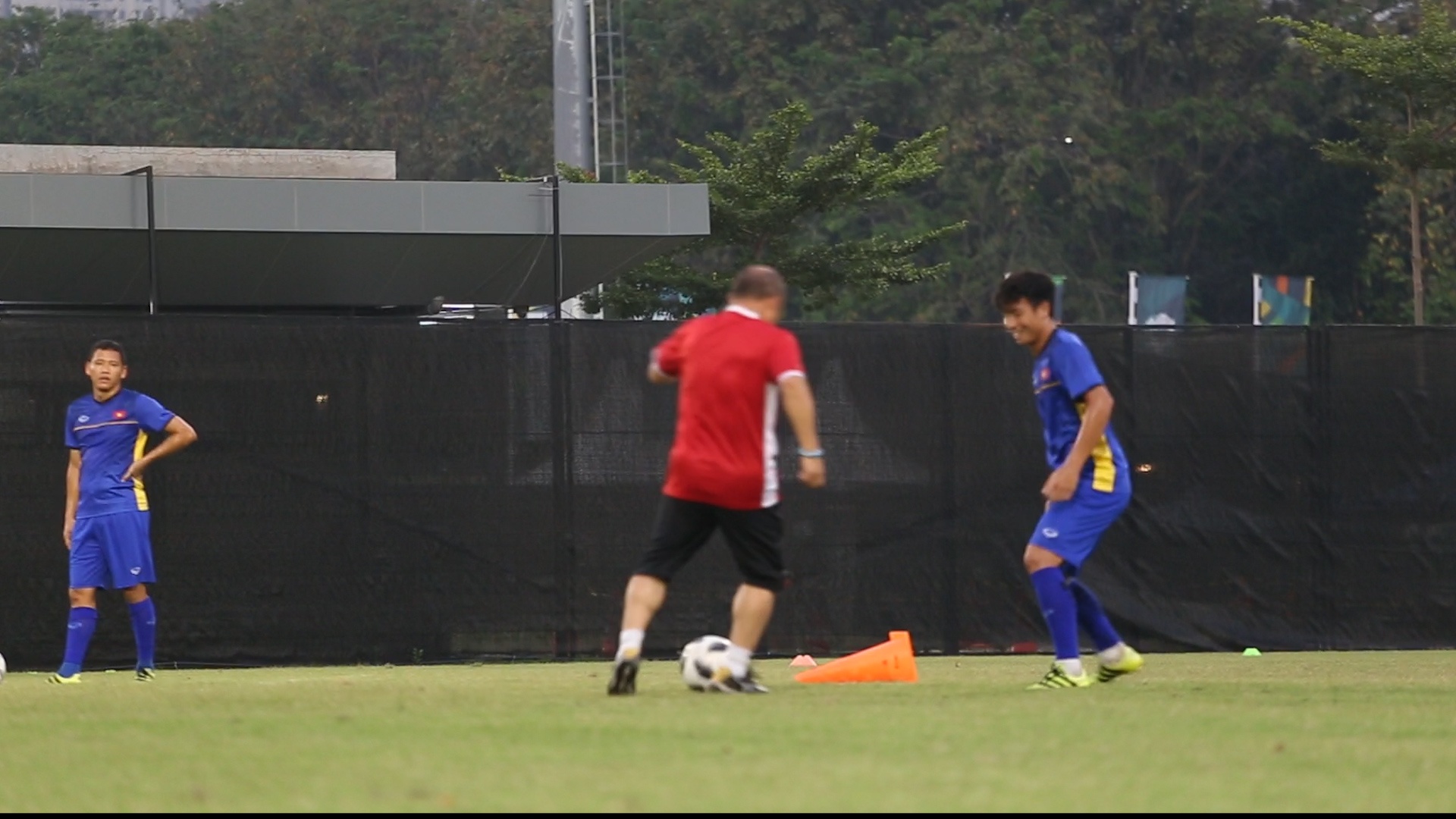 HLV Park di bong treu Tien Dung, Cong Phuong ghi ban trong buoi tap hinh anh