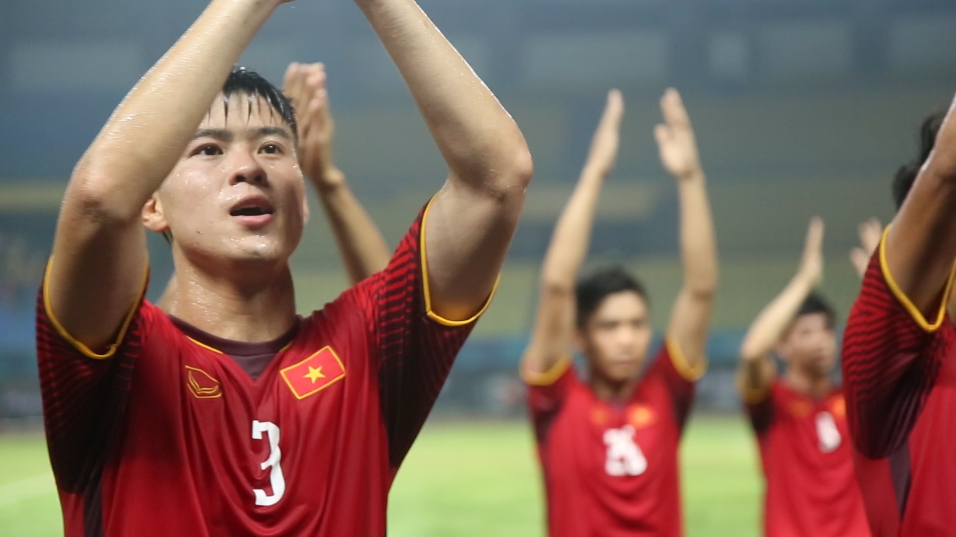 Cac cau thu Olympic Viet Nam an mung chien thang cung nguoi ham mo hinh anh